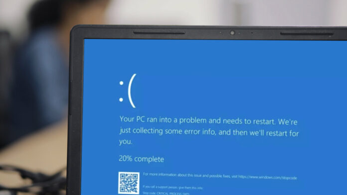 Microsoft is experiencing IT issues, forcing blue screens like this laptop.