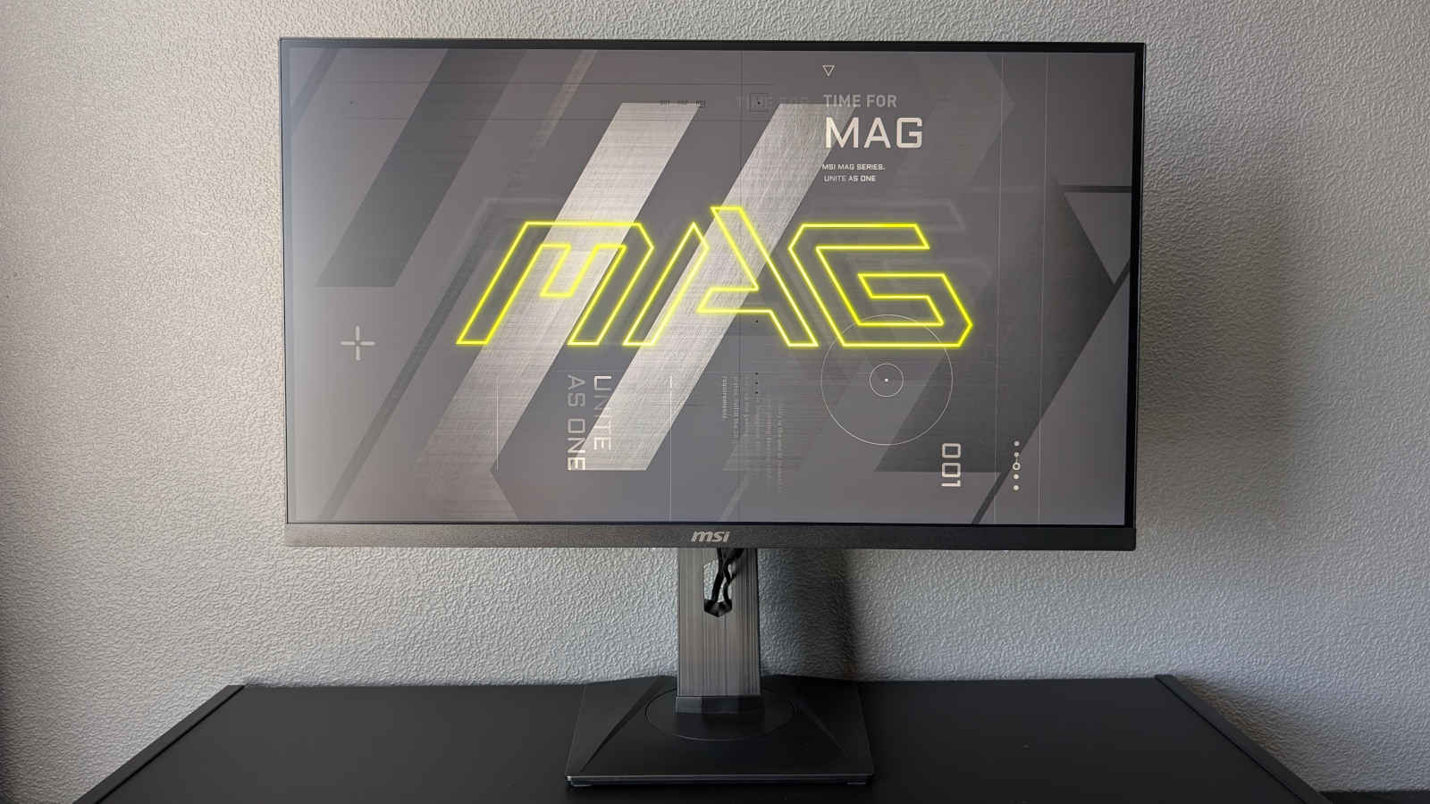 MSI MAG 274QRF QD E2 displaying its logo