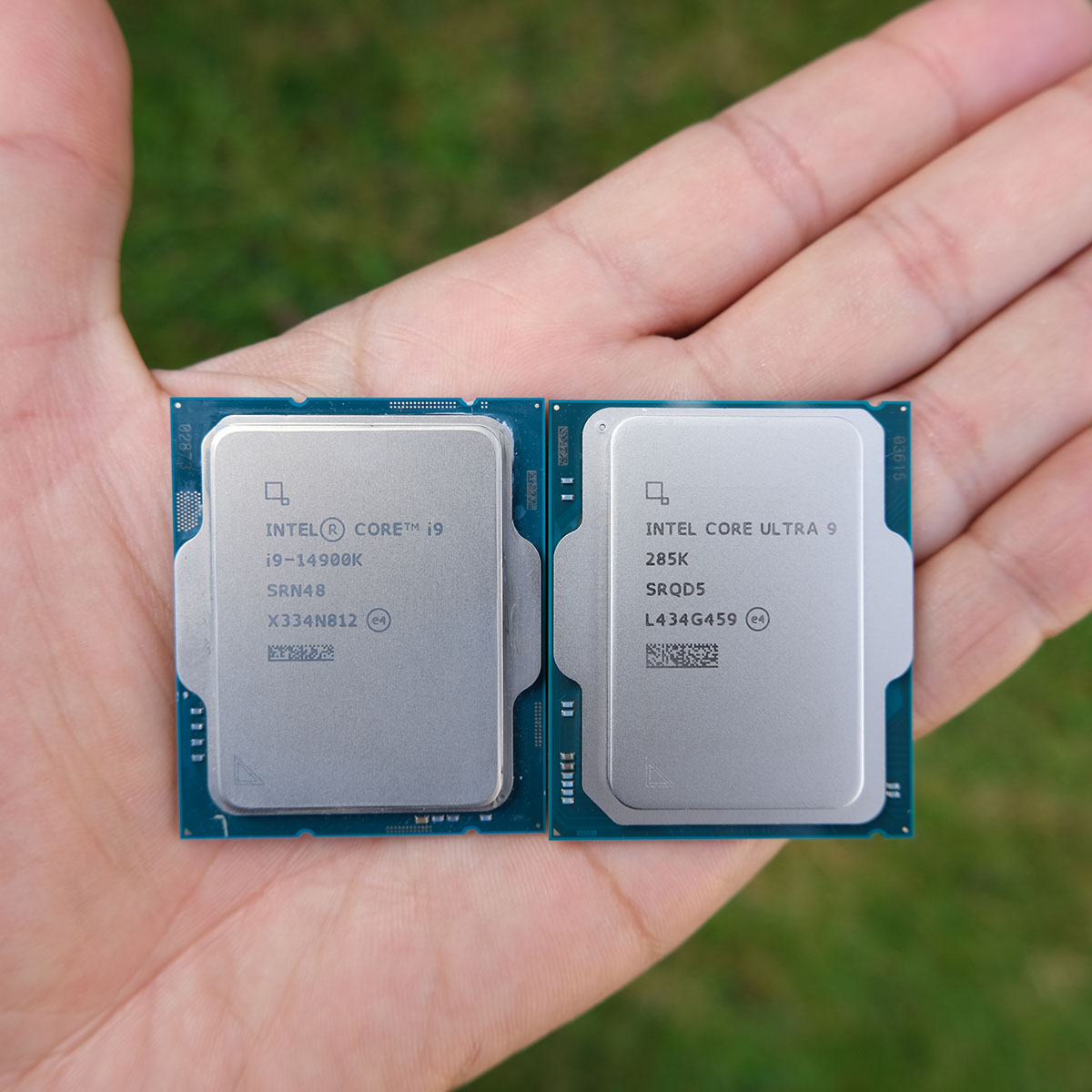 A picture of the Core Ultra 9 285K and Core i9-14900K showing heatspreaders.