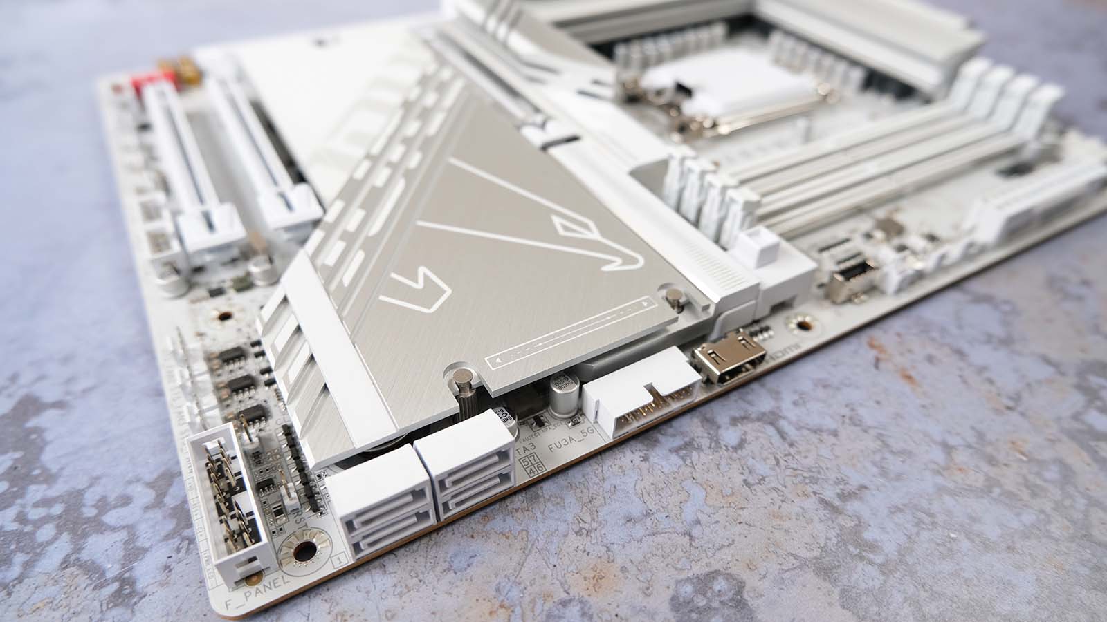 A picture of the Gigabyte Z890 Aorus Pro Ice motherboard's side view.