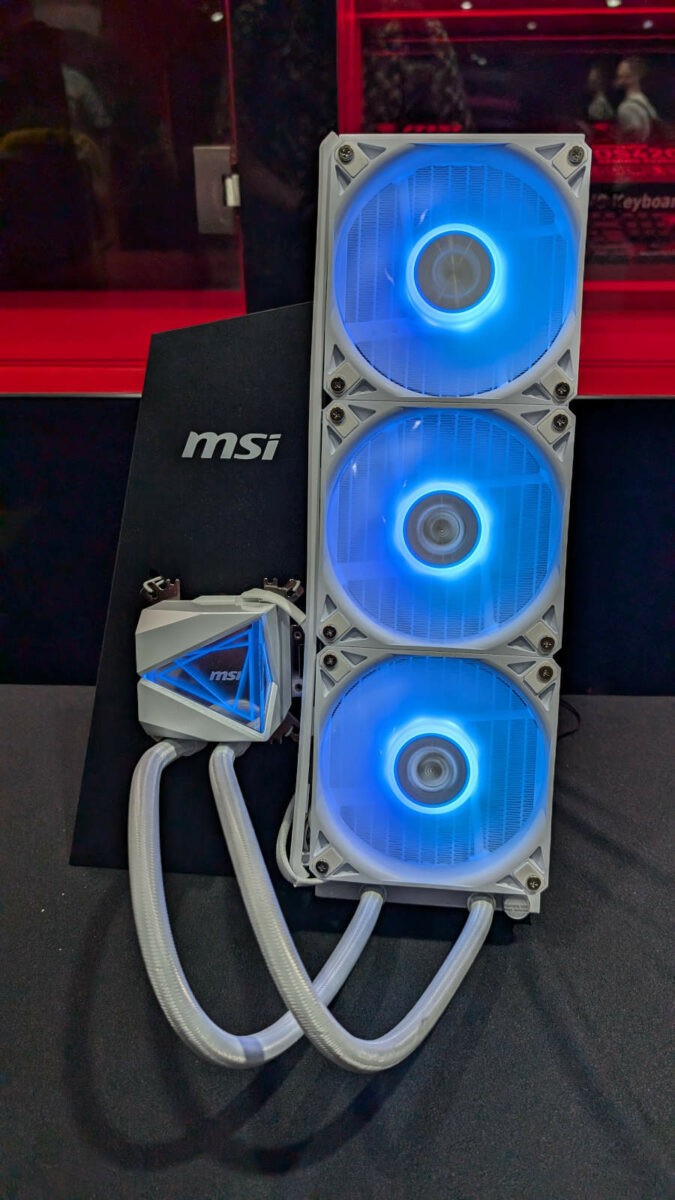 MSI MAG Coreliquid i360 White AIO liquid cooler.