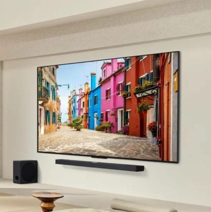 LG QNED evo TV.