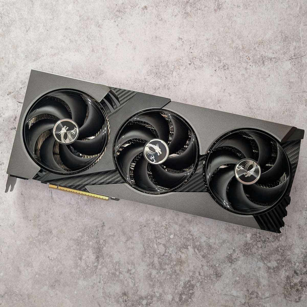 Wide shot of GeForce RTX 5080 Vanguard, focussing on its frontplate.